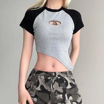 Nereguliarus Hem Dizainas, Slim Fit moteriški marškinėliai su Unikaliu Tuščiaviduriai iš Metalo Emblema Trumpas Rankoves, Vasaros Naują Atvykimo, Pasėlių Viršų